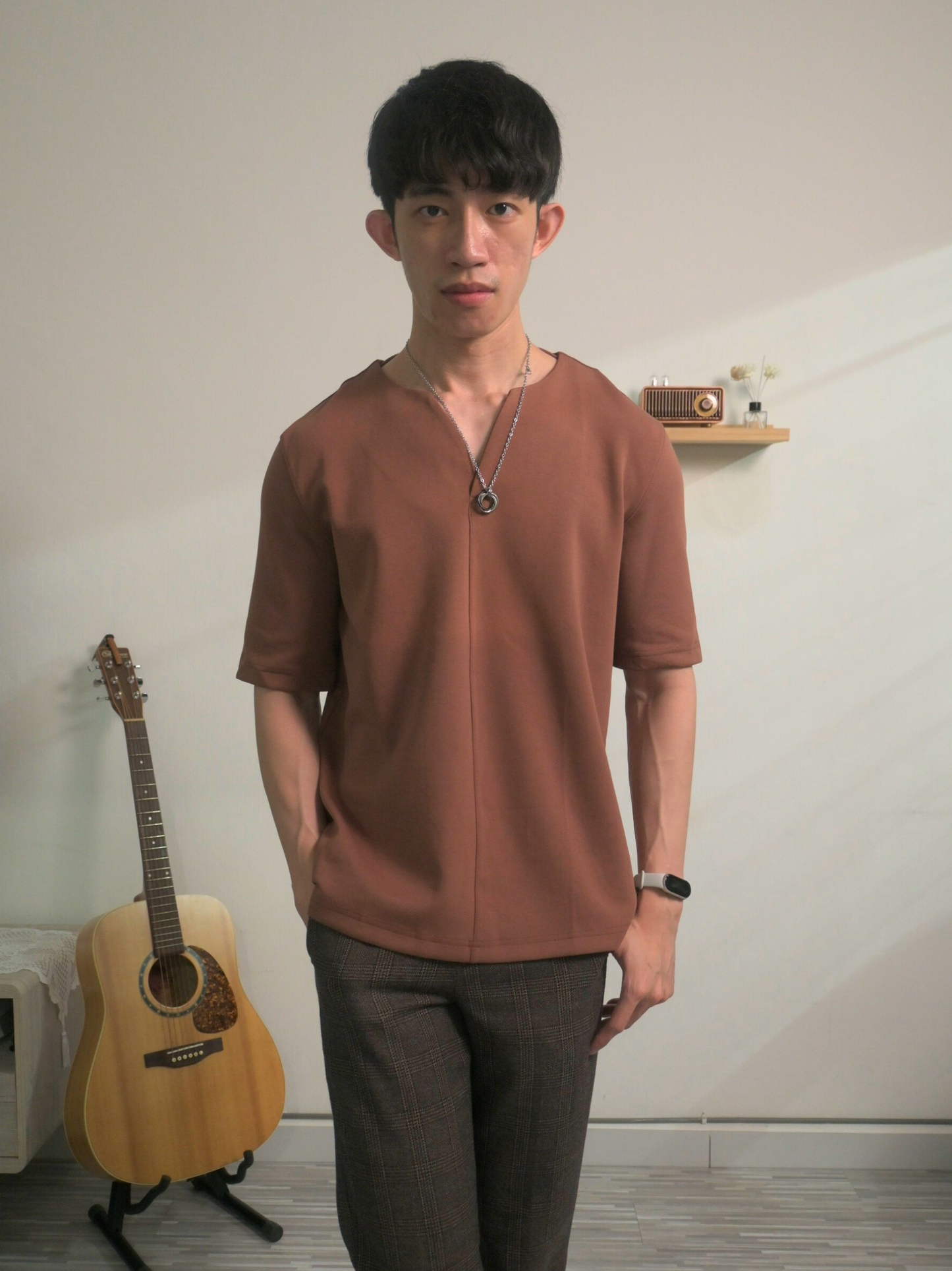 V-Neck Shirt Essential | Brown