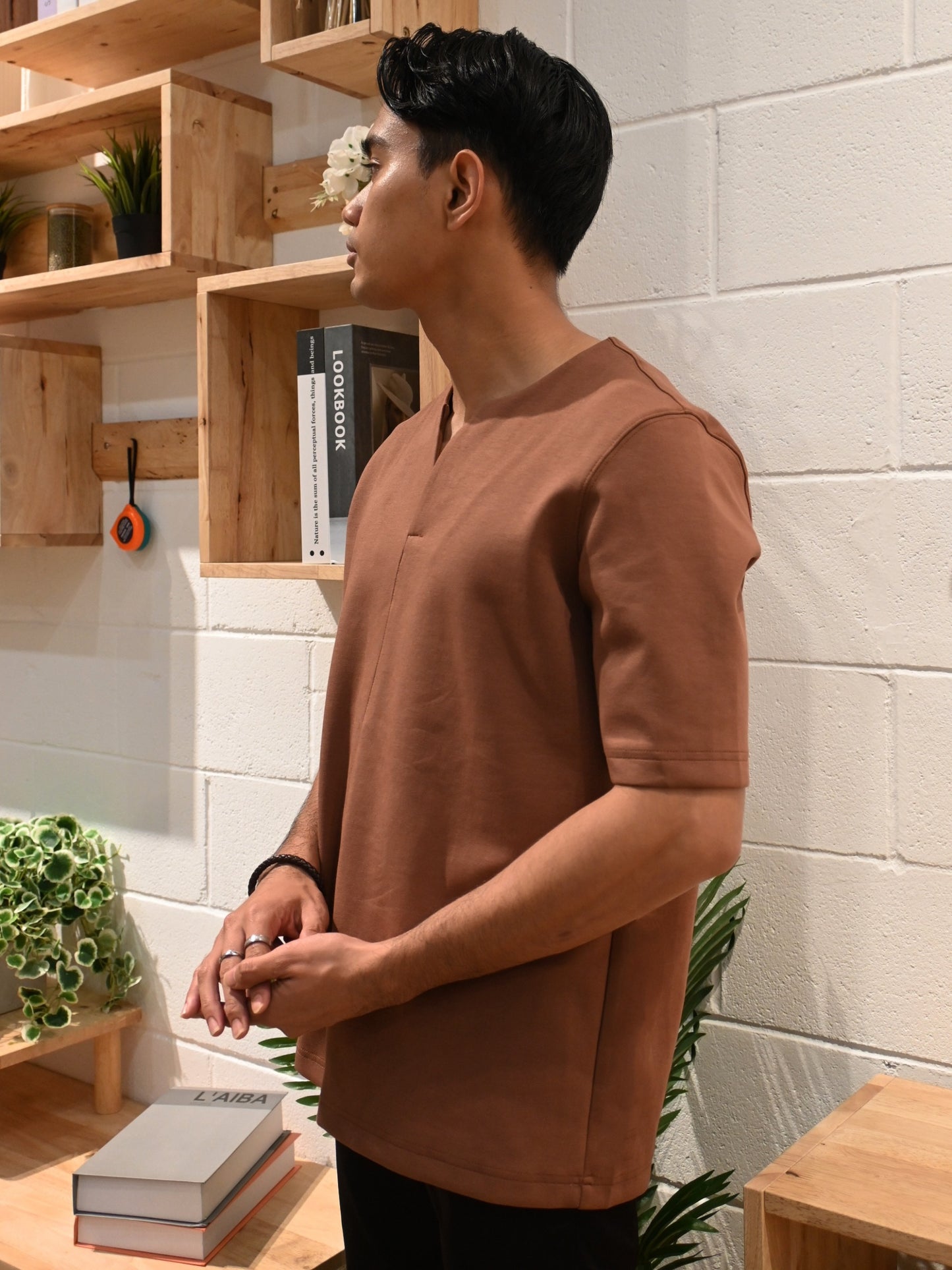 V-Neck Shirt Essential | Brown